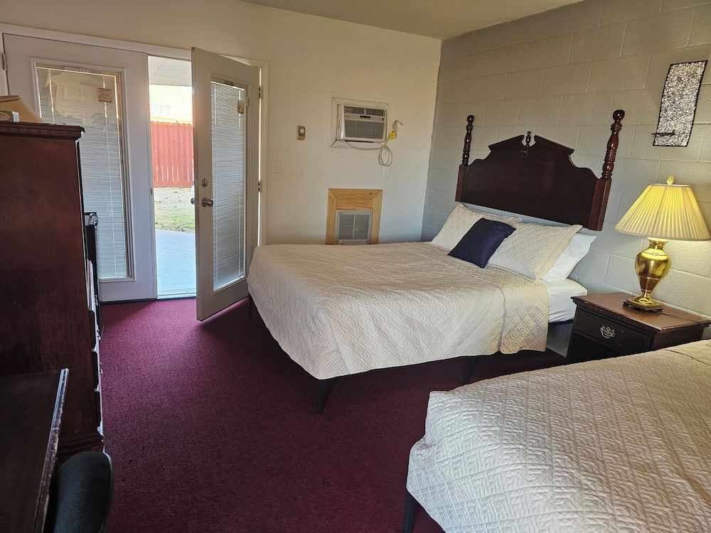 Knights Inn Fairview 3