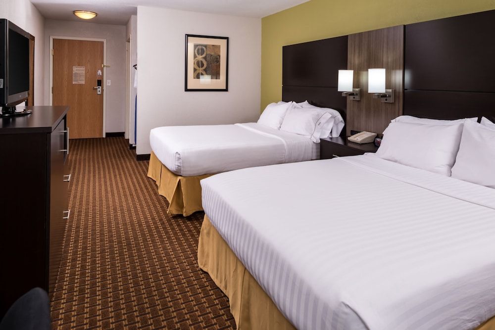Holiday Inn Express and Suites Bucyrus 3