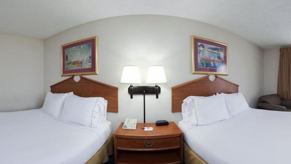 Holiday Inn Express and Suites Vinita 3