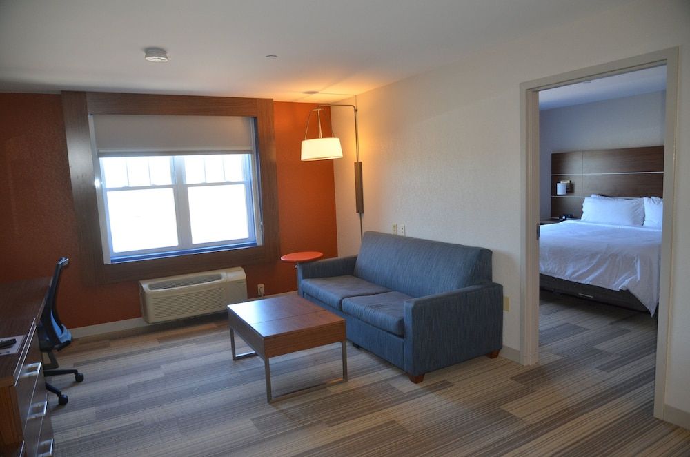 Holiday Inn Express and Suites Rochester 3