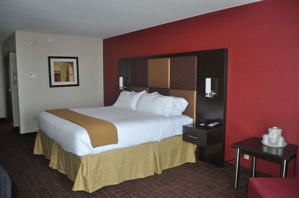 Holiday Inn Express & Suites Greensburg by IHG 3