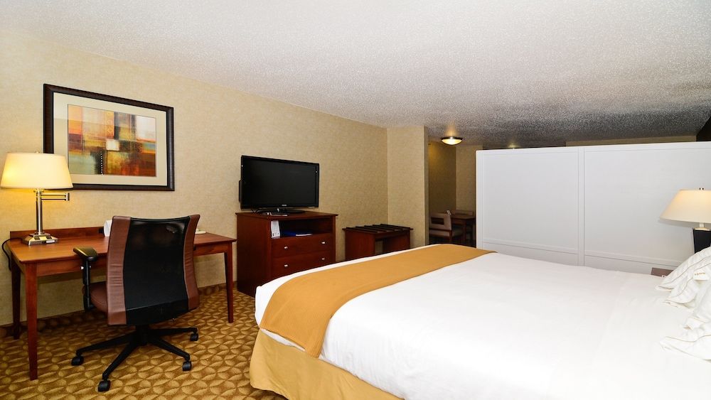 Holiday Inn Express and Suites Fort Atkinson 2