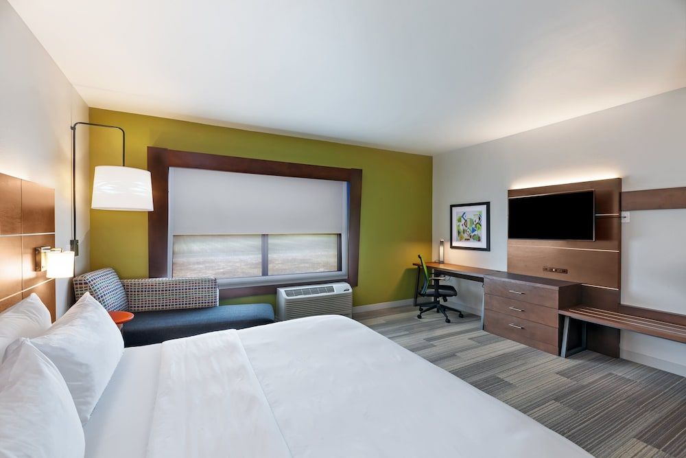 Holiday Inn Express & Suites Chanute by IHG 3