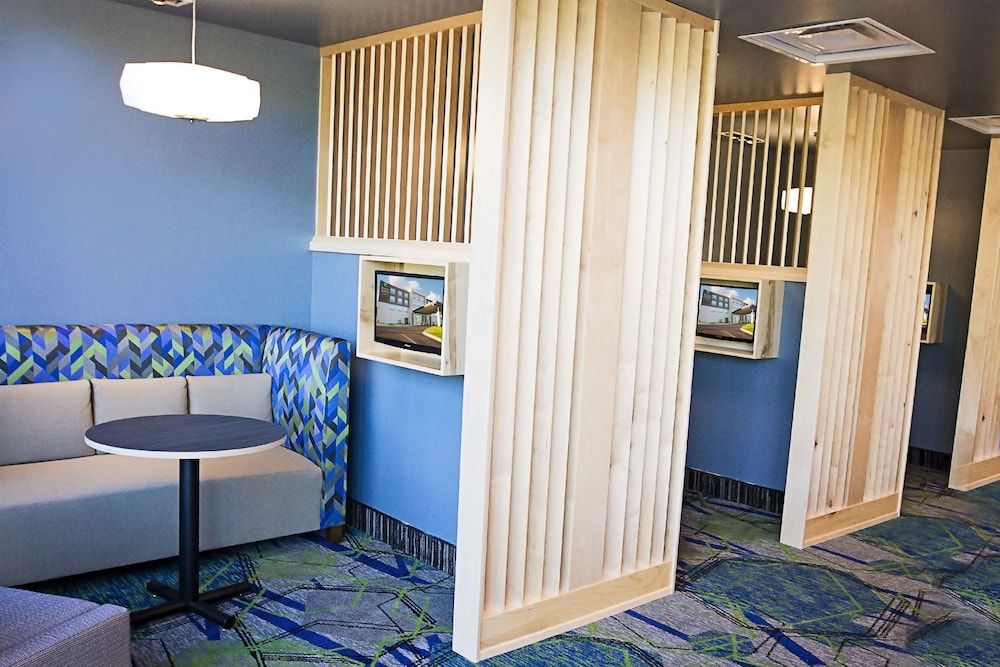 Holiday Inn Express & Suites Greenwood Mall by IHG 2