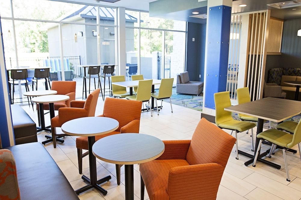 Holiday Inn Express & Suites Greenwood Mall by IHG 3