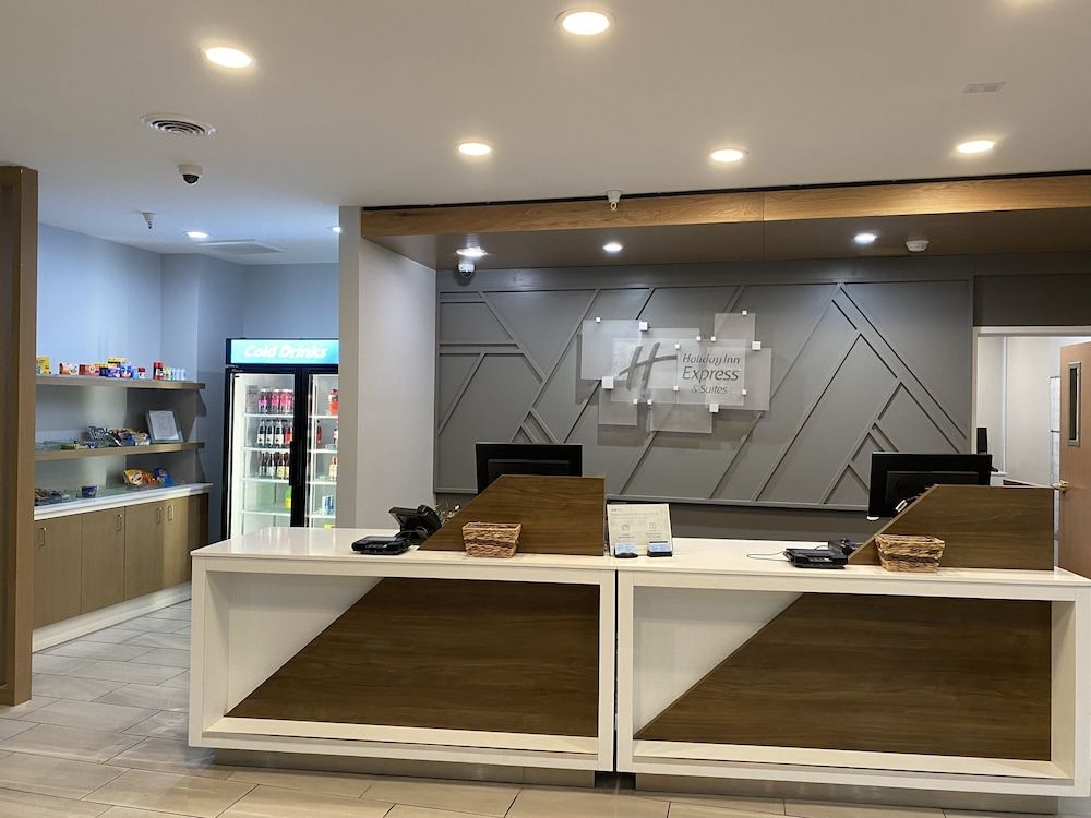 Holiday Inn Express and Suites Plymouth 2