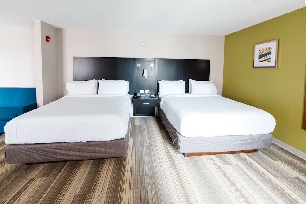 Holiday Inn Express and Suites Shelbyville 2