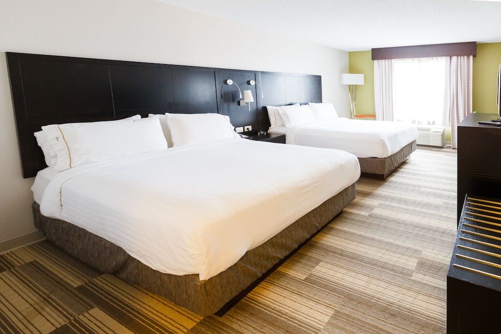 Holiday Inn Express and Suites Shelbyville 3