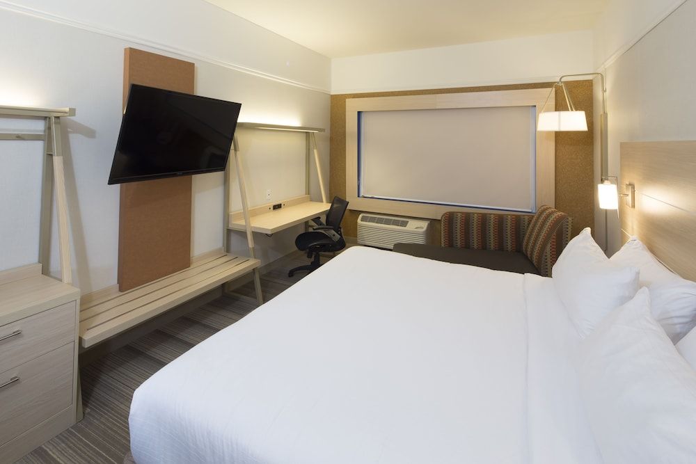 Holiday Inn Express and Suites Portage by IHG 3