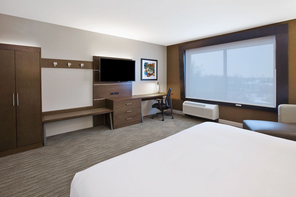 Holiday Inn Express & Suites Okemos - University Area by IHG 3