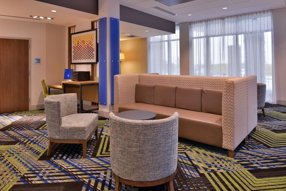 Holiday Inn Express & Suites Marshalltown by IHG 3