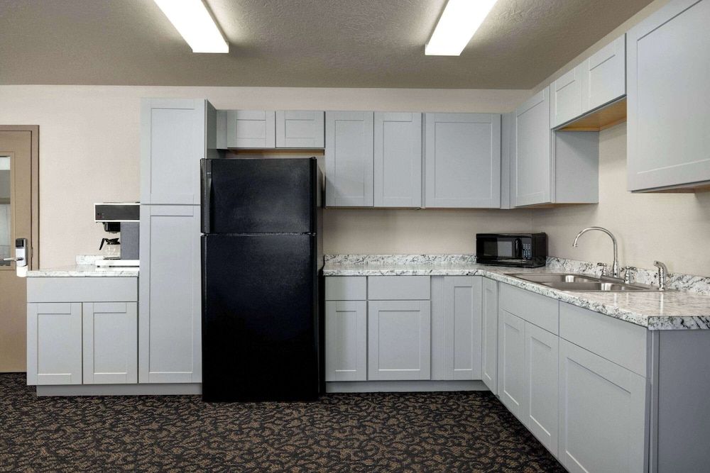 Travelodge by Wyndham Vaughn 3