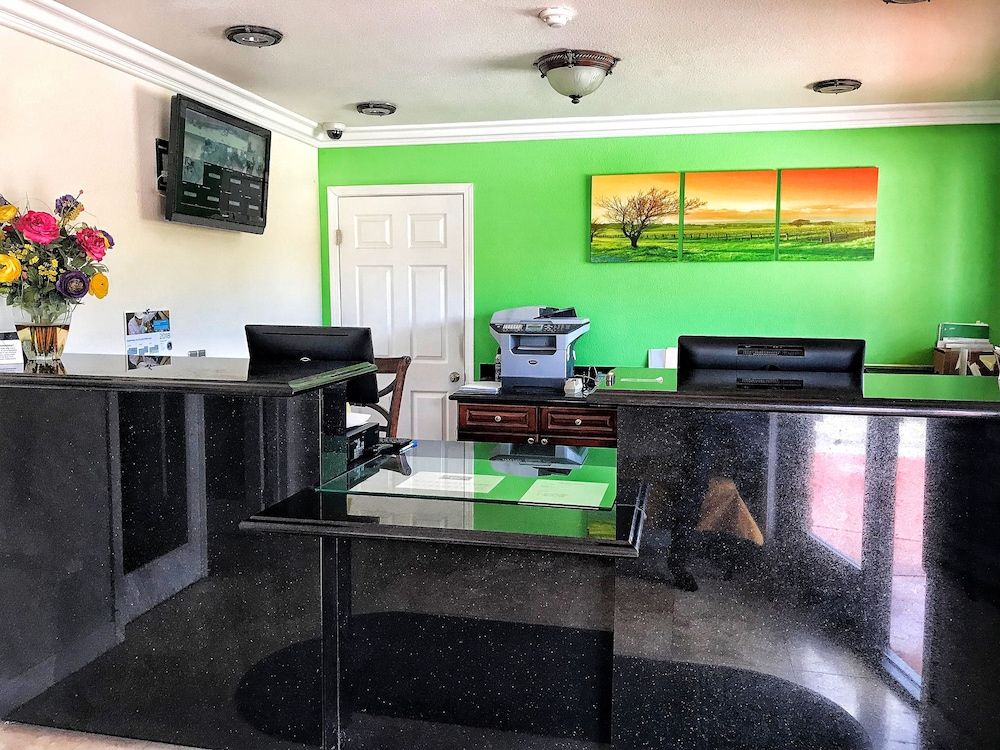 Rodeway Inn Adelanto US 395 3