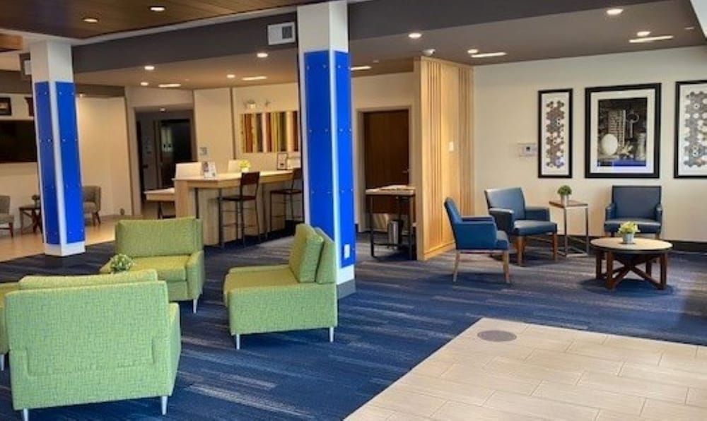 Holiday Inn Express & Suites Warrensburg North by IHG 3