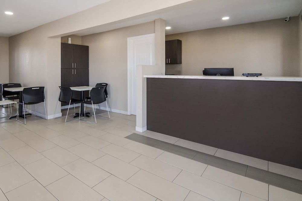 Super 8 by Wyndham Waco North I-35 3