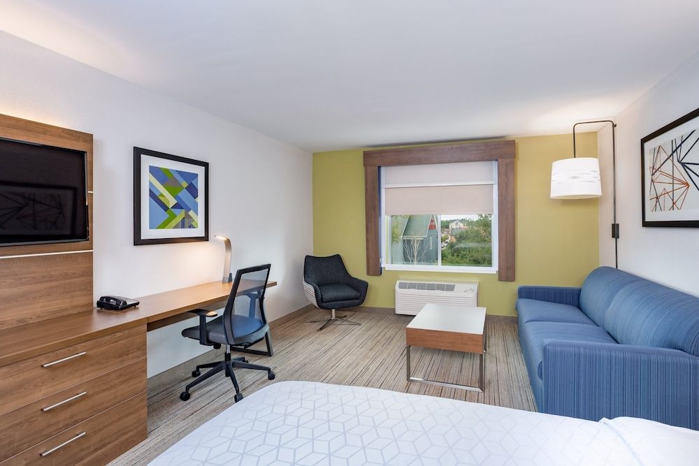 Holiday Inn Express and Suites Elkhart North 2