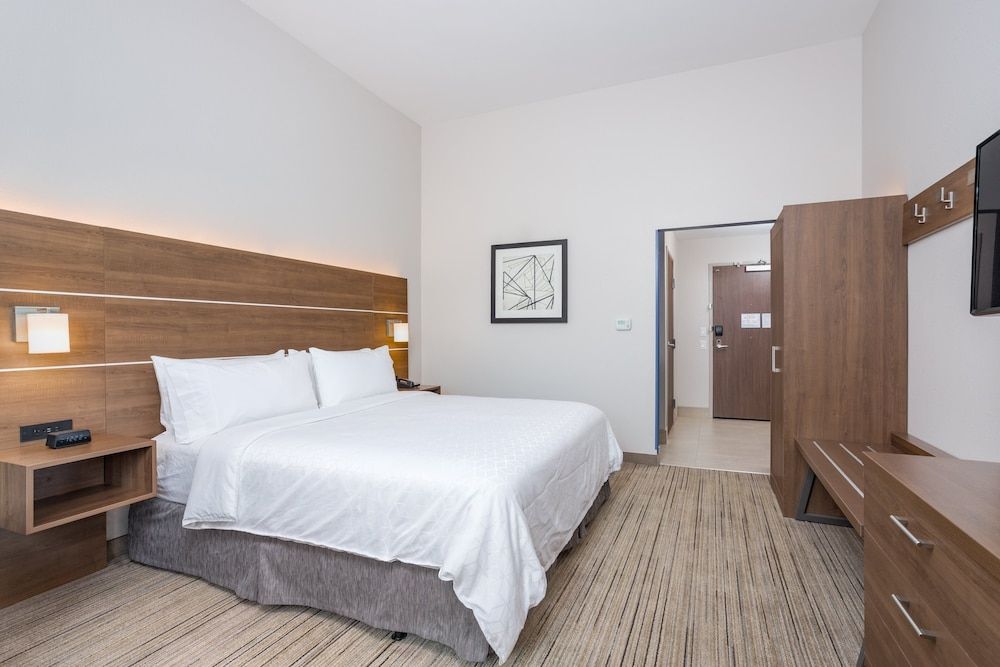 Holiday Inn Express and Suites Elkhart North 3