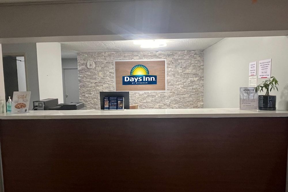 Days Inn & Suites by Wyndham Williamsburg IA North 3