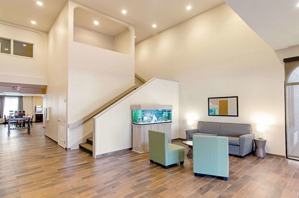 Quality Inn & Suites Near Tanger Outlet Mall 3