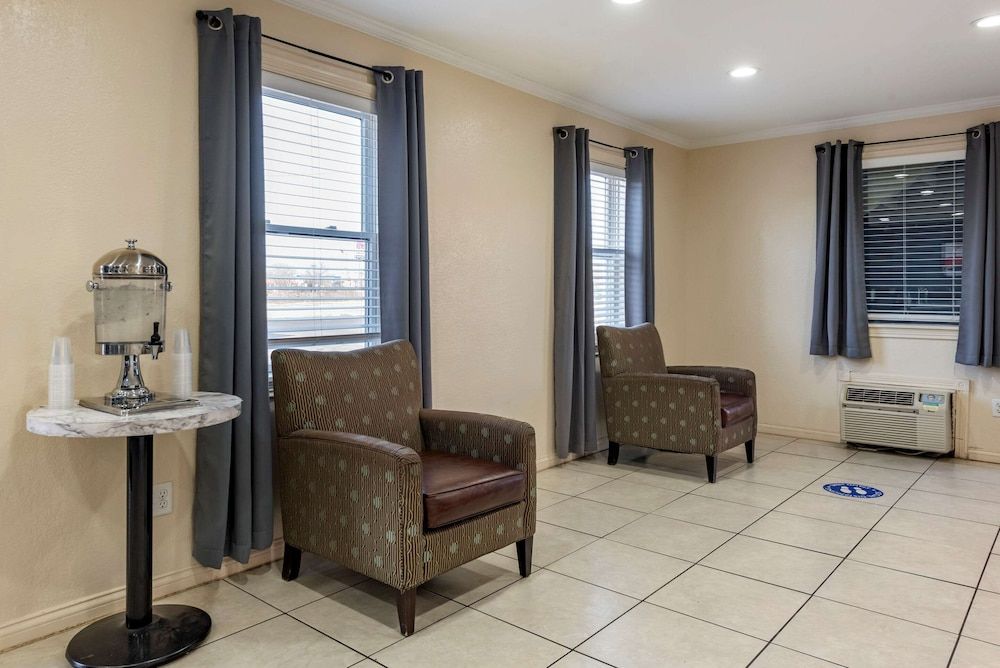 Quality Inn & Suites Columbus West 2