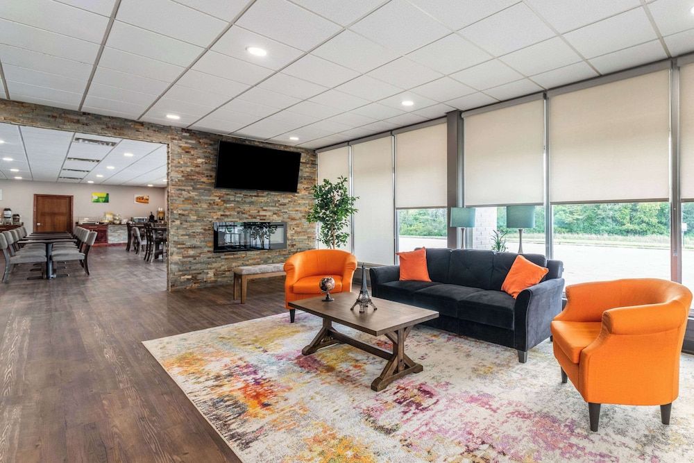 Quality Inn & Suites Vandalia near I-70 and Hwy 51 3