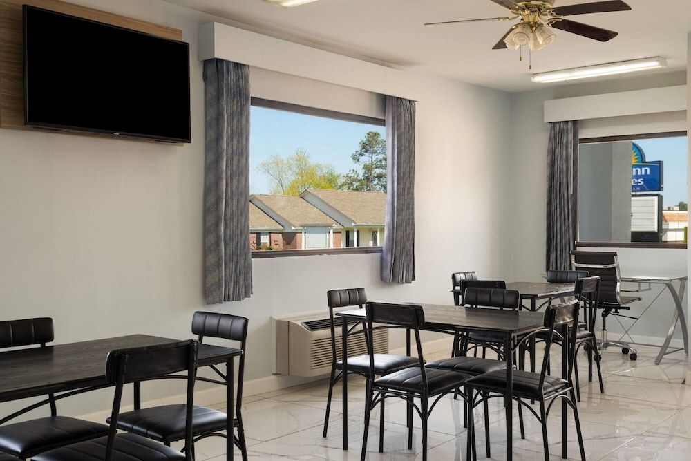 Days Inn & Suites by Wyndham Byram 3