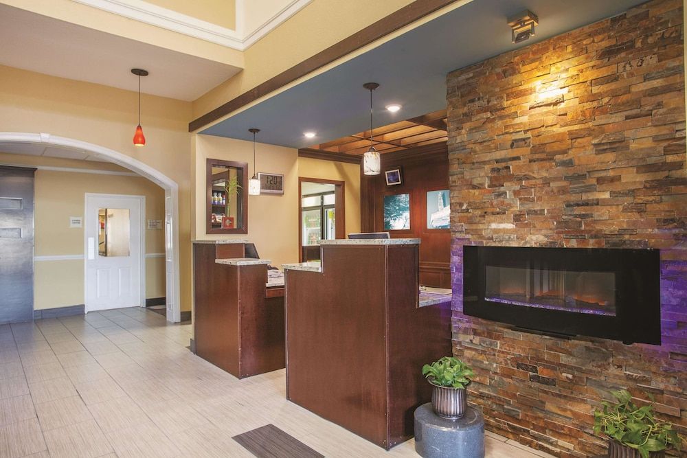 La Quinta Inn & Suites by Wyndham Elizabethtown 2