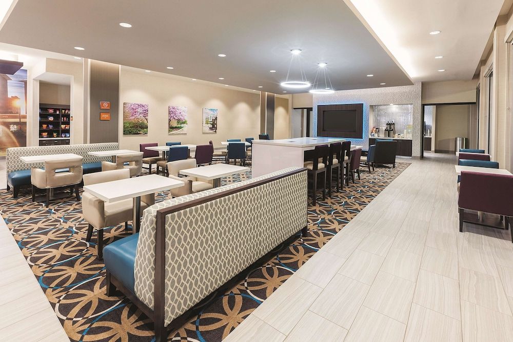 La Quinta Inn & Suites by Wyndham Terre Haute 2