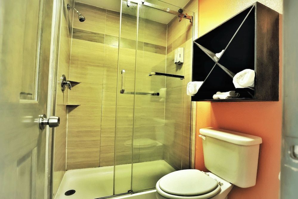 Scottish Inns & Suites Shenandoah Woodlands Mall 3