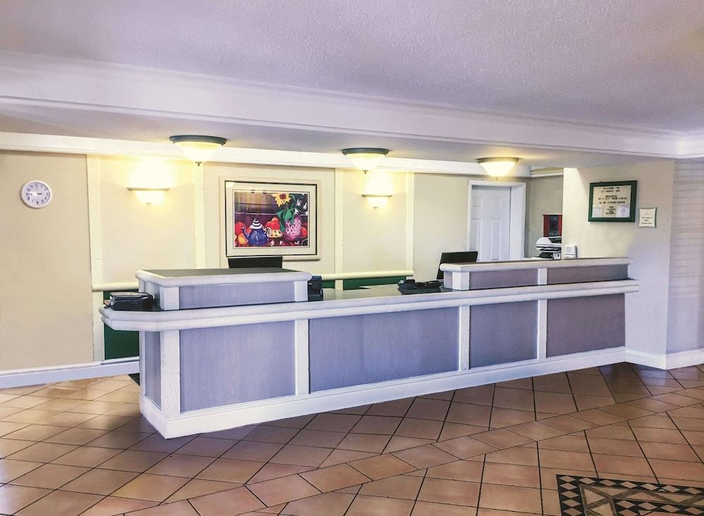 La Quinta Inn by Wyndham Moline Airport 2