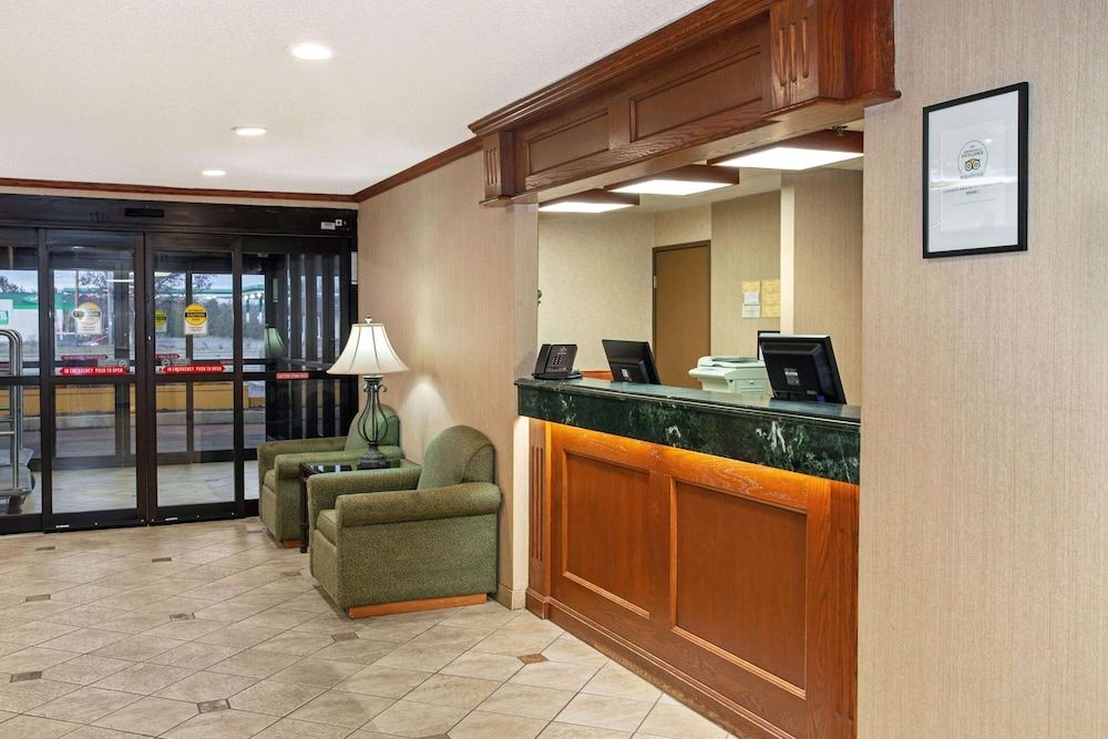 La Quinta Inn & Suites by Wyndham Stevens Point 2