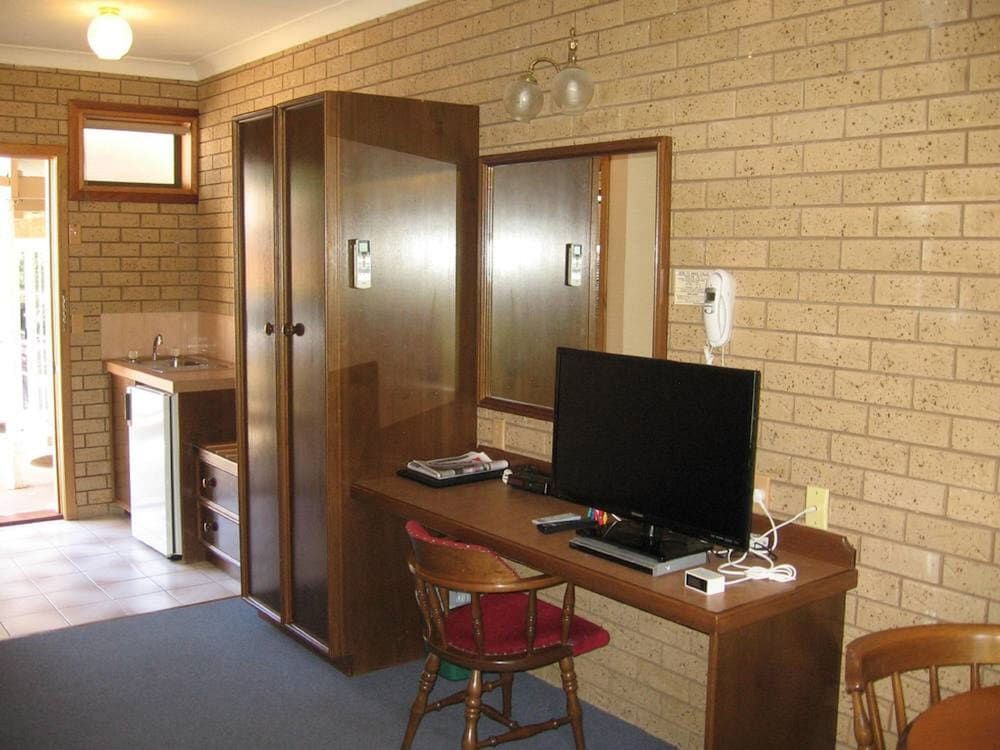 Barrass's John Bright Motor Inn 2