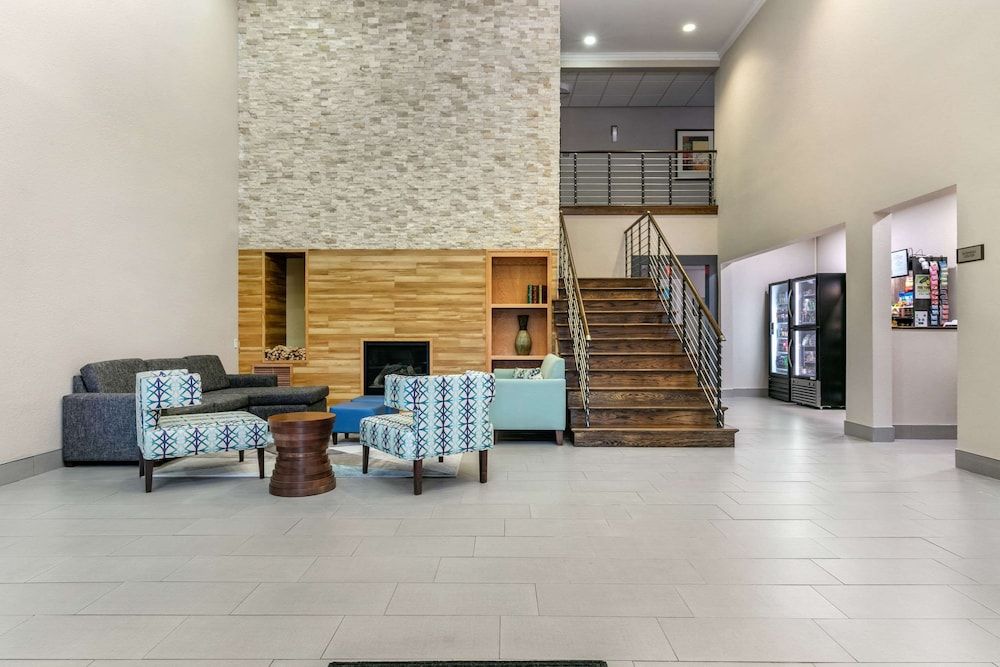 Clarion Pointe Columbus 3