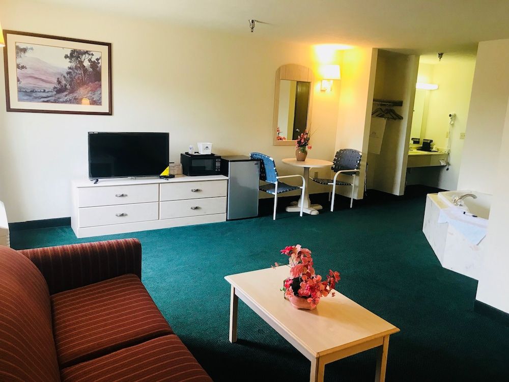 Pinckeyville Inn and Suites 2