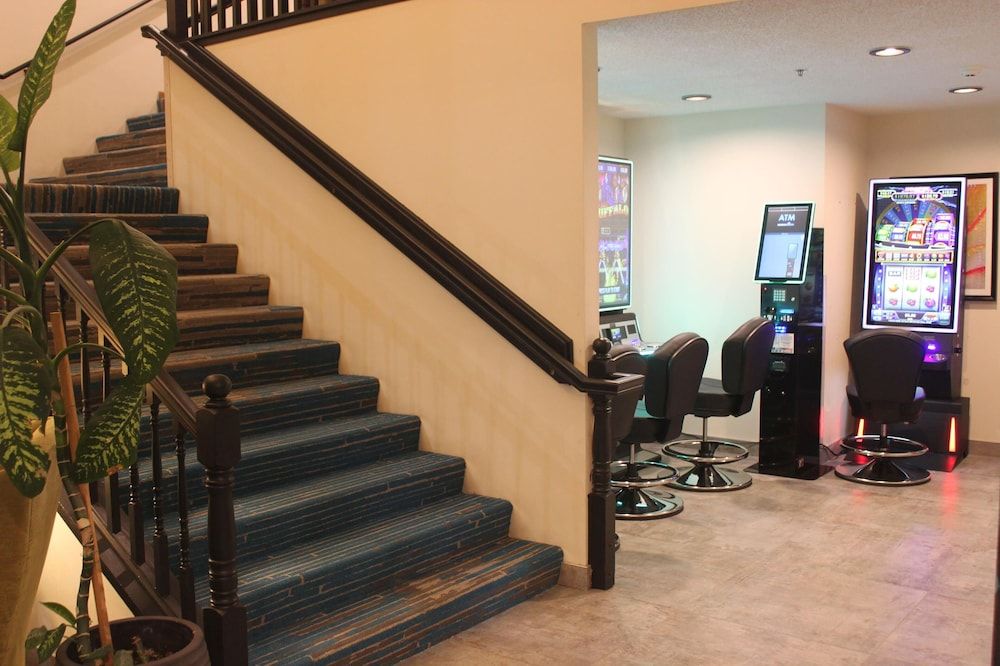 Alliance Hotel & Suites, a Howard Johnson by Wyndham 3