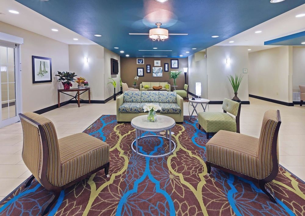 La Quinta Inn & Suites by Wyndham Floresville 2