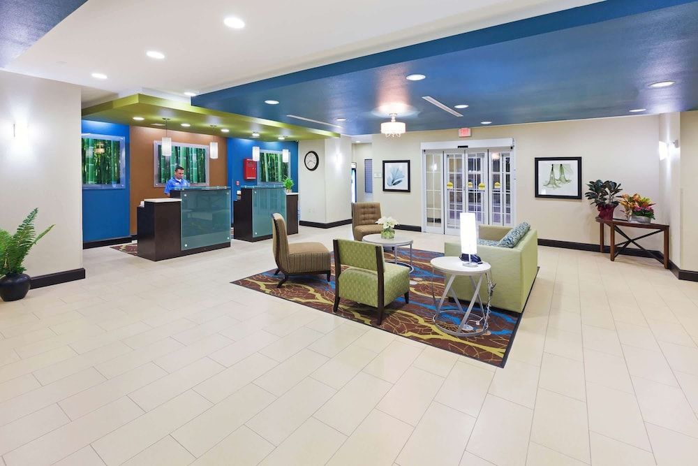 La Quinta Inn & Suites by Wyndham Floresville 3