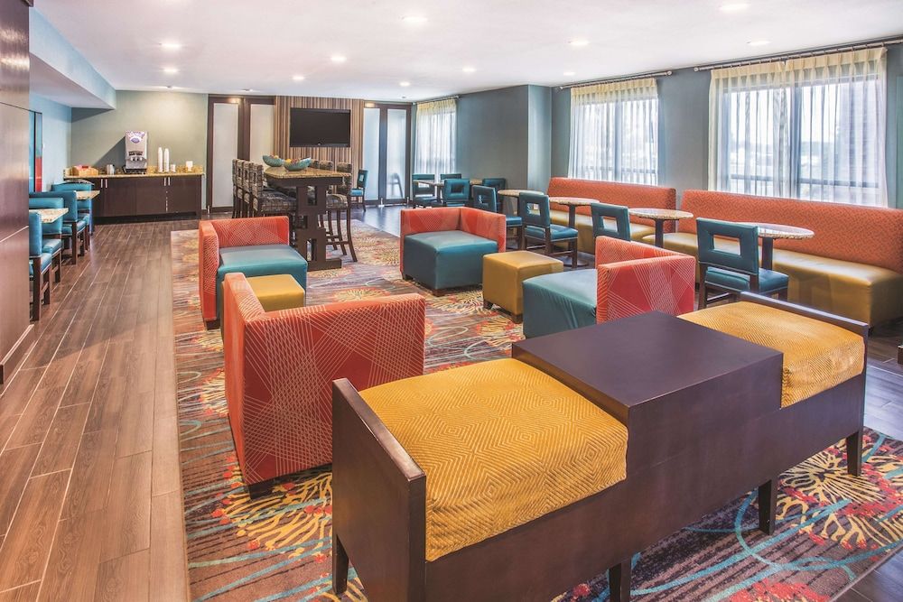 La Quinta Inn & Suites by Wyndham O'Fallon, IL - St. Louis 2