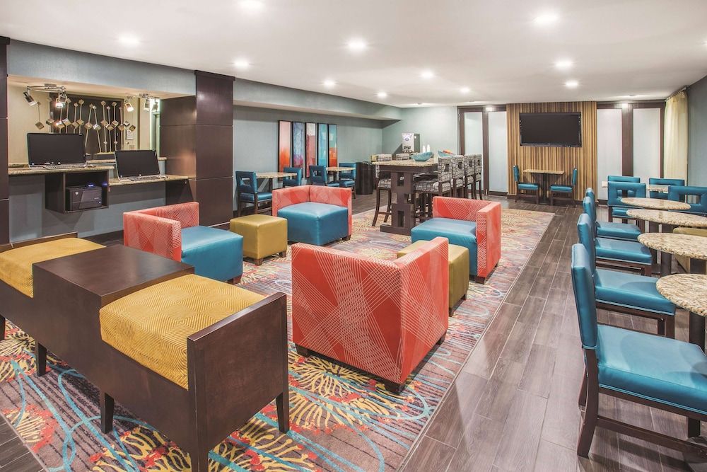 La Quinta Inn & Suites by Wyndham O'Fallon, IL - St. Louis 3