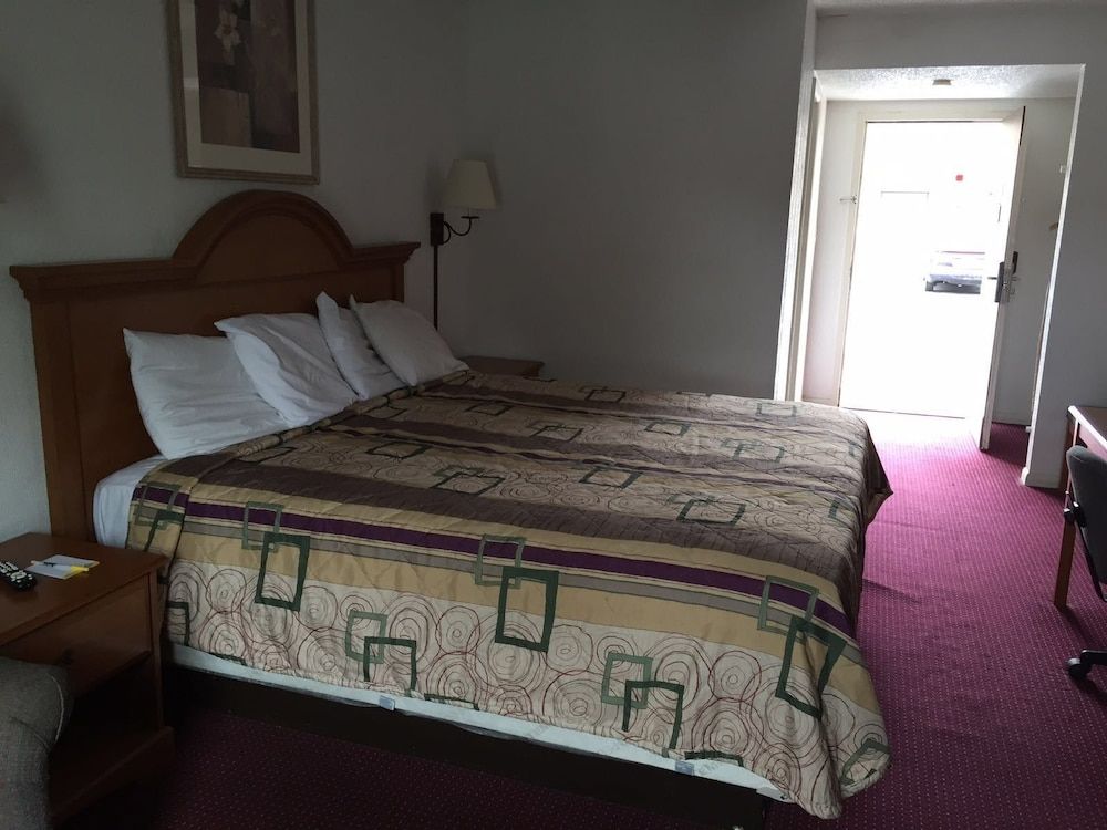 Econo Lodge Franklin 3