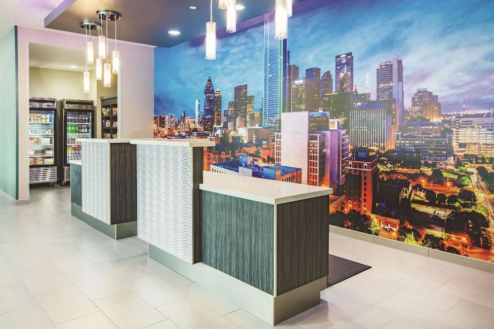 La Quinta Inn & Suites by Wyndham Dallas Plano - The Colony 3