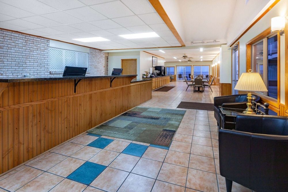 Days Inn & Suites by Wyndham St. Ignace Lakefront 3