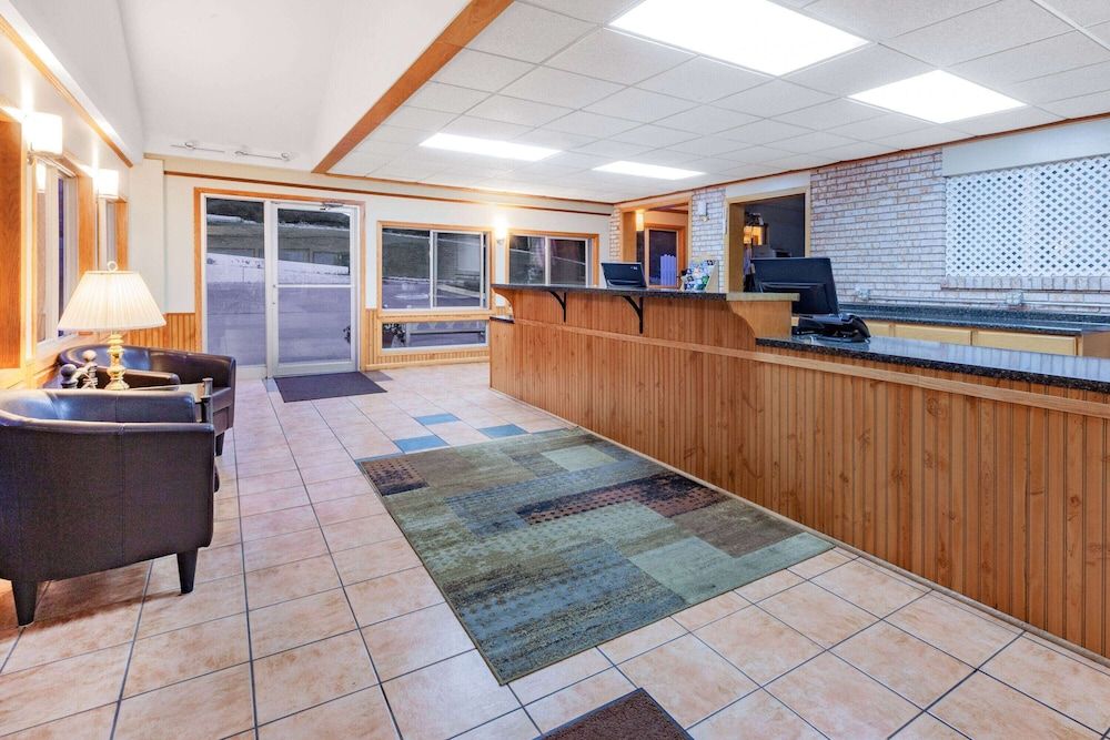 Days Inn & Suites by Wyndham St. Ignace Lakefront 2
