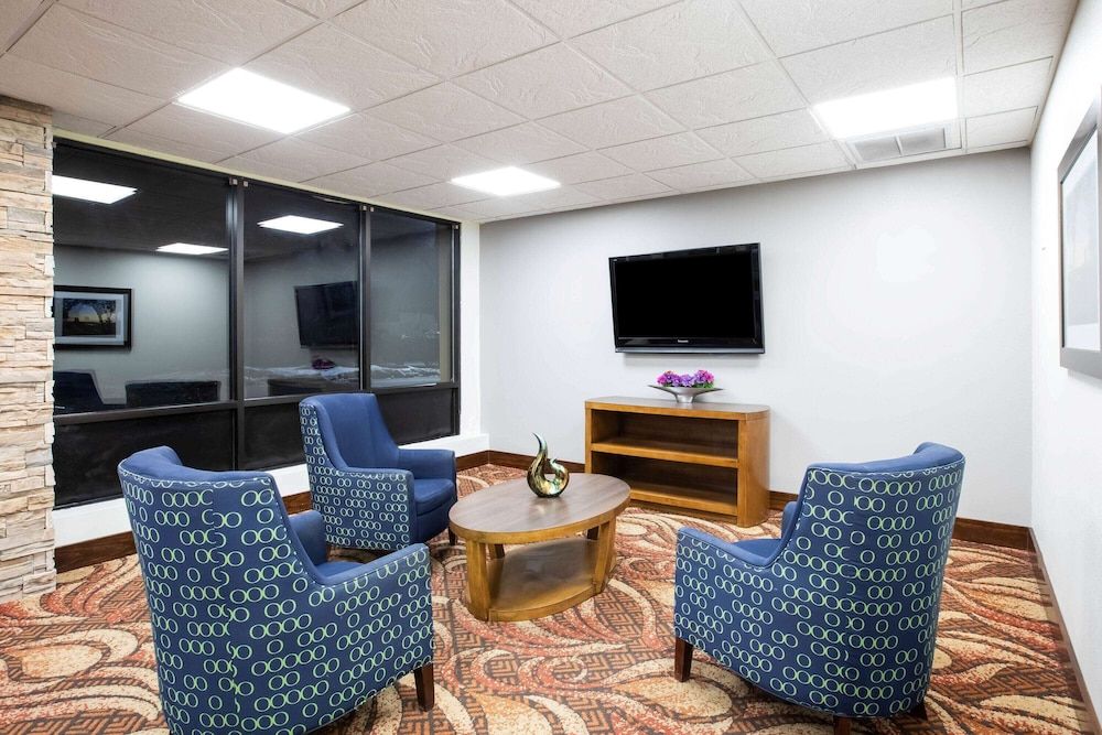 La Quinta Inn by Wyndham Davenport & Conference Center 2