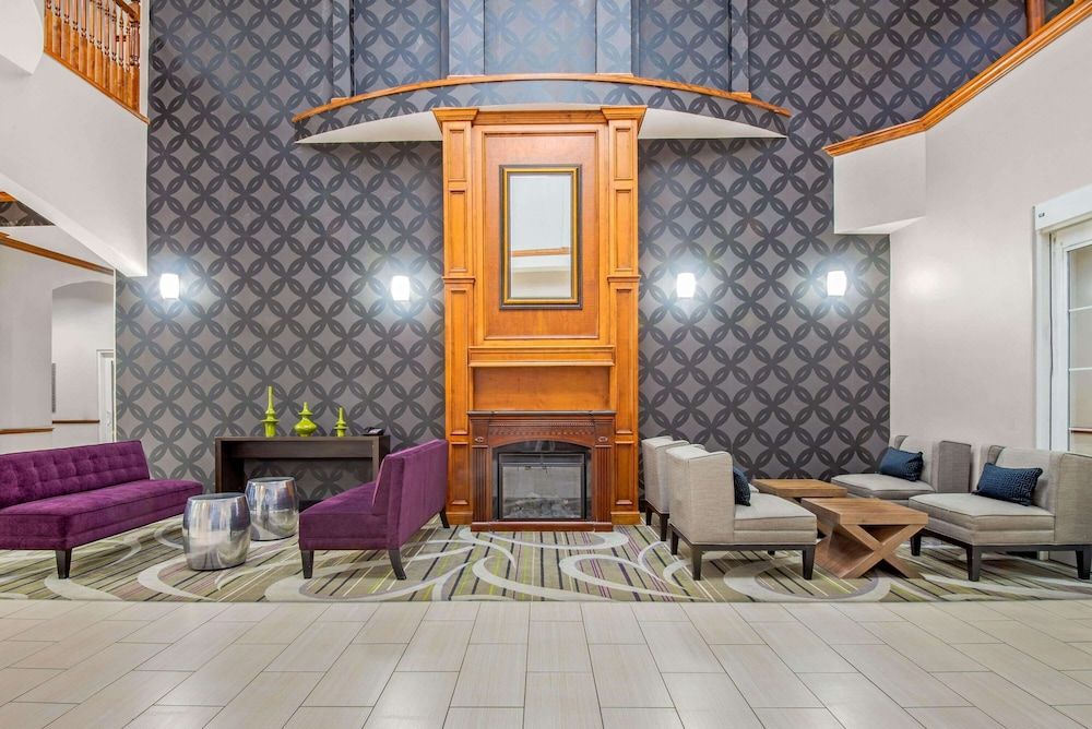 La Quinta Inn & Suites by Wyndham Gainesville 2