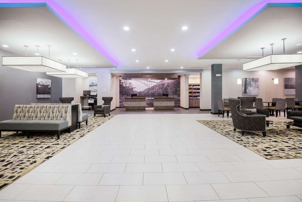 La Quinta Inn & Suites by Wyndham Morgantown 2