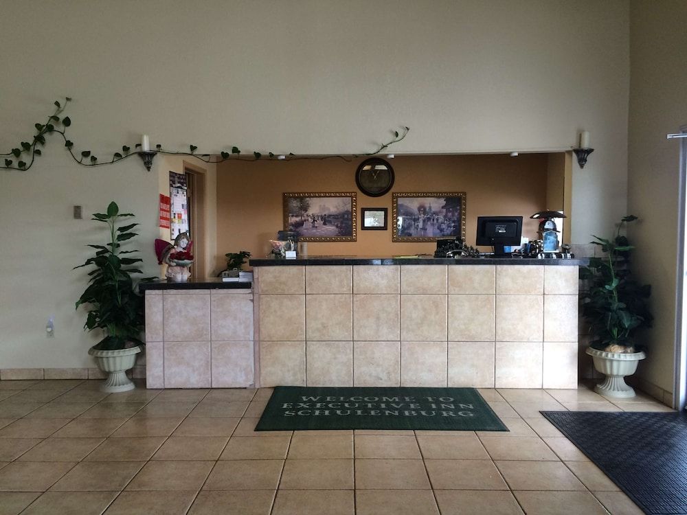 Executive Inn & Suites Schulenburg 2