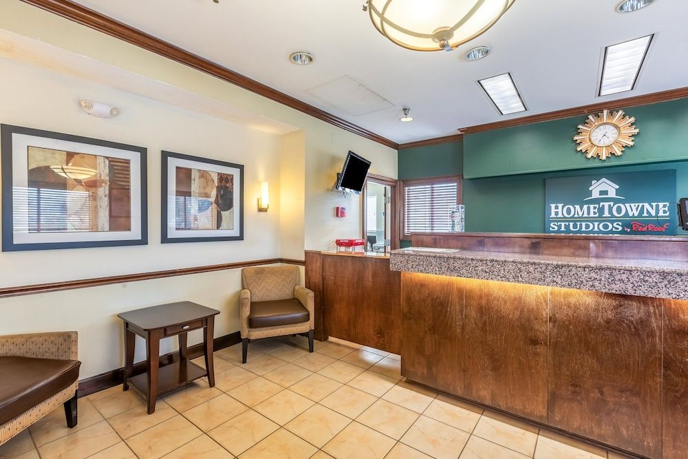 HomeTowne Studios By Red Roof Gainesville, GA 3