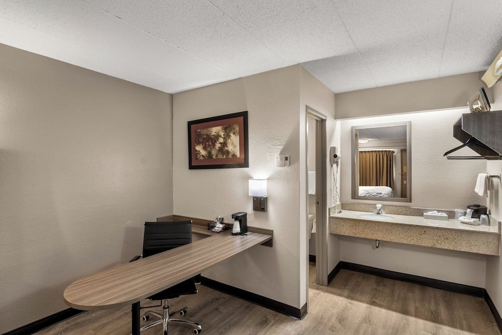 Red Roof Inn Enfield 3