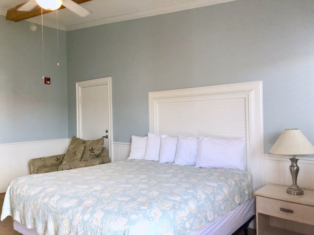 Sea And Breeze Hotel And Condo 3